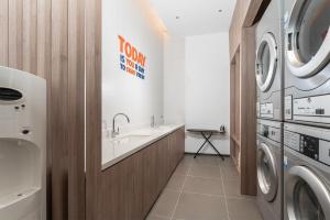 a laundry room with a sink and a washing machine at Holiday Inn Express Xi'an Daxing by IHG in Xi'an