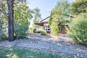 ein Haus mit einem Hof davor in der Unterkunft Rosewood Cottage - Stroll to Central, Cosy Escape in Dubbo