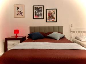 a bedroom with a red bed with pictures on the wall at Casa de Campo Terra da Paz in Itatiba +19 photos