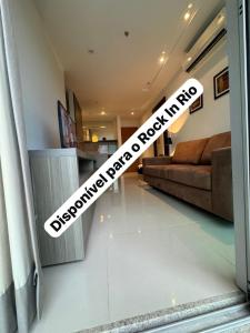 - un salon avec un canapé dans l'établissement Flat Midas Rio - Rio centro - Barra olímpica - Jeunesse, à Rio de Janeiro