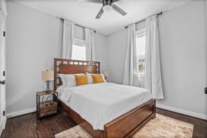 a bedroom with a bed and a ceiling fan at Downtown Richmond, Cozy 3BR, Near VCU in Richmond