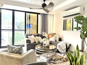 a living room with a couch and a table at Elegante condominio En Residenza Con vista al Merendon in San Pedro Sula