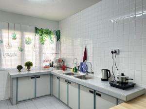 Kuchyň nebo kuchyňský kout v ubytování Ipoh Comfortable Family Homestay 4R3B 12pax SY25
