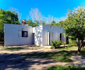 ein weißes Haus mit einem Baum davor in der Unterkunft “Nogal de Luz”- Acogedora Cabaña p/Familia yAmigos in La Rioja