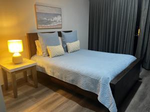 1 dormitorio con 1 cama con lámpara en una mesa en Circle on Cavil Holidays Gold Coast, en Gold Coast 85 fotos más