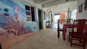 una stanza con un dipinto sul lato di un muro di Mi Refugio Dive House a Cozumel Altre 19 foto