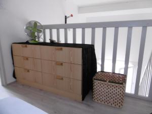 un tocador con un ventilador encima en una habitación en Villa T2 Mezzanine 5 pers, Clim, Terrasse, Parking, Proche plage et commerces - FR-1-795-16, en Fleury