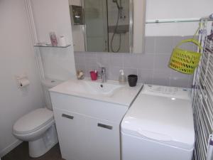 Un baño con lavabo blanco y inodoro. en Villa T2 Mezzanine 5 pers, Clim, Terrasse, Parking, Proche plage et commerces - FR-1-795-16, en Fleury