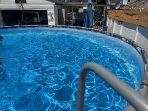 Bazén v ubytování Backyard Rent nebo v jeho okolí