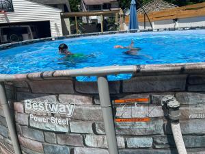 Bazén v ubytování Backyard Rent nebo v jeho okolí + 1 fotografie