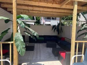 Foto dalla galleria di Backyard Rent a Cleveland