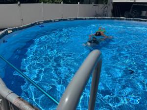 Bazén v ubytování Backyard Rent nebo v jeho okolí