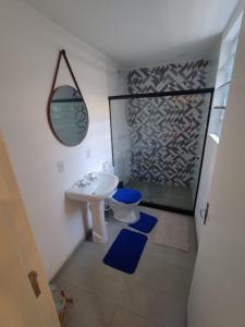a bathroom with a sink and a mirror and a toilet at Apartamento no coração de Petrópolis in Petrópolis