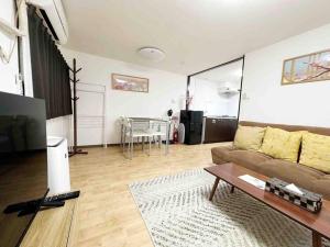 A kitchen or kitchenette at *Fortune House*動物園前站只要步行2分鐘 日式一户建 可6人入住