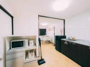 A kitchen or kitchenette at *Fortune House*動物園前站只要步行2分鐘 日式一户建 可6人入住