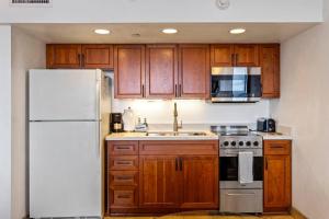 Köök või kööginurk majutusasutuses Royal Kahana 1004- 10th floor Oceanview studio at Royal Kahana Resort