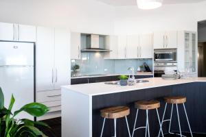Dapur atau dapur kecil di Mollymook Luxury Beachfront Apartment 10