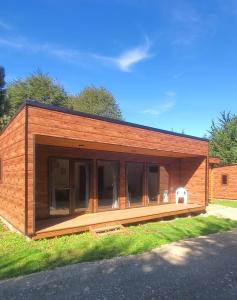 ein kleines Holzhaus mit vielen Fenstern in der Unterkunft Cabañas Los Abetos in Puerto Varas