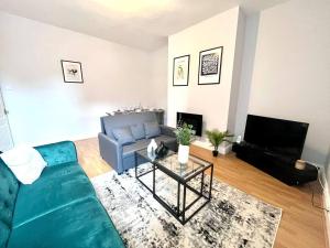 Μια τηλεόραση ή/και κέντρο ψυχαγωγίας στο Gorgeous 2 Bedroom Apartment +6 φωτογραφίες