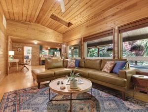 Gallery image of Woods Waves: Luxury Coast Cabin King Beds Pets in Tillamook