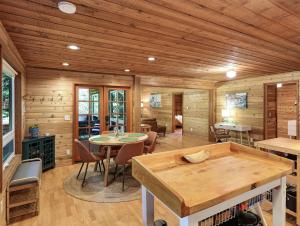 eine Holzhütte mit einem Tisch und Stühlen in der Unterkunft Woods Waves: Luxury Coast Cabin King Beds Pets in Tillamook