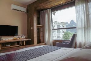 TV a/nebo společenská místnost v ubytování Yangshuo Shui Mo Ju courtyard
