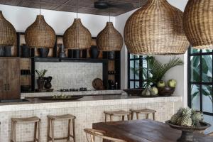 Una cocina o cocineta en Villa Almaz Seminyak