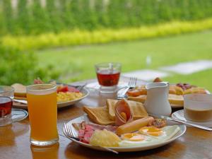 une table avec des assiettes de nourriture et deux verres de bière dans l'établissement The Breeze Lipe Resort, à Ko Lipe