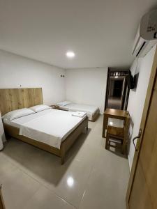 Postel nebo postele na pokoji v ubytování ApartaHotel Los Naranjos