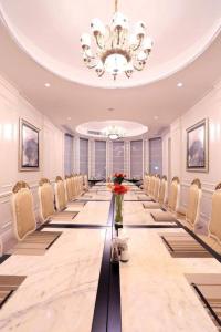 a large conference room with a long table and chairs at Xiamen Jingmin Central Hotel in Xiamen