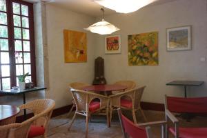 un restaurante con mesas y sillas en una habitación en le Petit Paris, en Flagey-Échézeaux