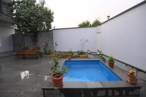 Bazén v ubytování Guest House nebo v jeho okolí