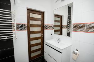 Koupelna v ubytování Refugiu Confortabil în Ciocana! + 27 fotografií