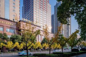 eine Straße in einer Stadt mit hohen Gebäuden in der Unterkunft Gold Source Sunshine Hotel in Changsha