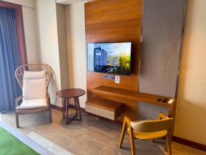 Televiisor ja/või meelelahutuskeskus majutusasutuses Cebu One Tectona Resort Hotel