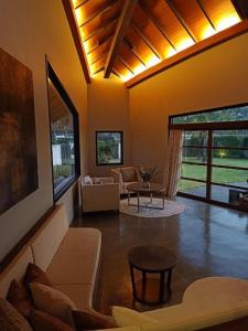 un soggiorno con divani e un tavolo di Azaya Villas Resort a Chiang Mai