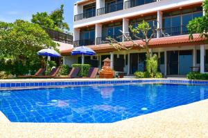 une piscine devant un hôtel dans l'établissement Sea Memories White Sand Beach Hotel, à Hua Hin