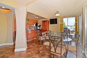 a dining room with a table and chairs at Americas Best Value Inn Alexandria in Alexandria