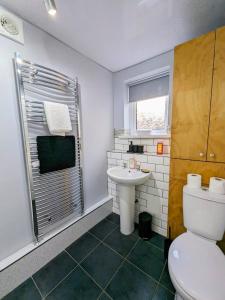 Ένα μπάνιο στο Spacious And Homey 4 Br House