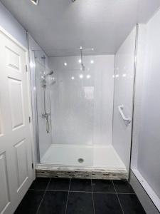 Ένα μπάνιο στο Spacious And Homey 4 Br House