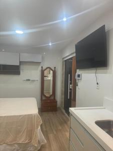 Televisyen dan/atau pusat hiburan di Suíte 2 Residencial