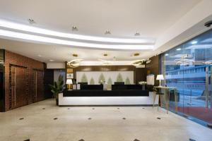 Ο χώρος του λόμπι ή της ρεσεψιόν στο Wings Hotel
