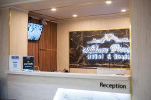 le reflet d'un panneau dans le hall d'un hôtel dans l'établissement Atikarn Princess Hotel & Resort, à Udon