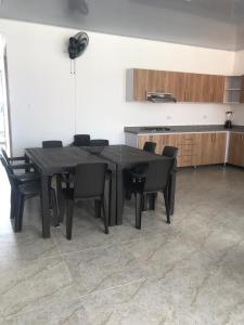 ein schwarzer Esstisch und Stühle in einer Küche in der Unterkunft Casa Acacías Meta con Piscina y Jacuzzi in Acacías