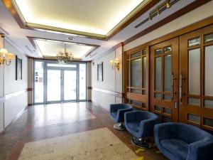 Ein Sitzbereich in der Unterkunft Four Chain View Hotel