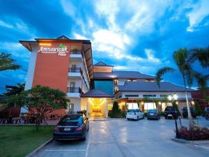 Ban Si ThanにあるAmnauysuk Hotelの駐車場を利用したホテル