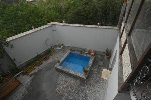 Bazén v ubytování Guest House nebo v jeho okolí