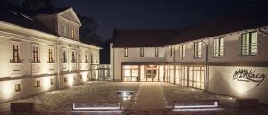 an empty courtyard of a building at night at Munkácsy Hotel in Békéscsaba