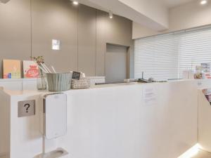 uma cozinha com uma geladeira branca em um cômodo em Wons Ville Myeongdong Hotel em Seul