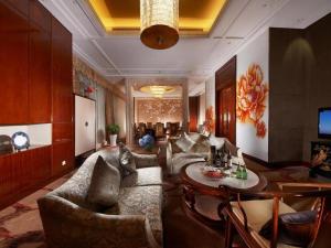 a living room with a couch and a table at Dongwu New Century Grand Hotel Huzhou in Huzhou